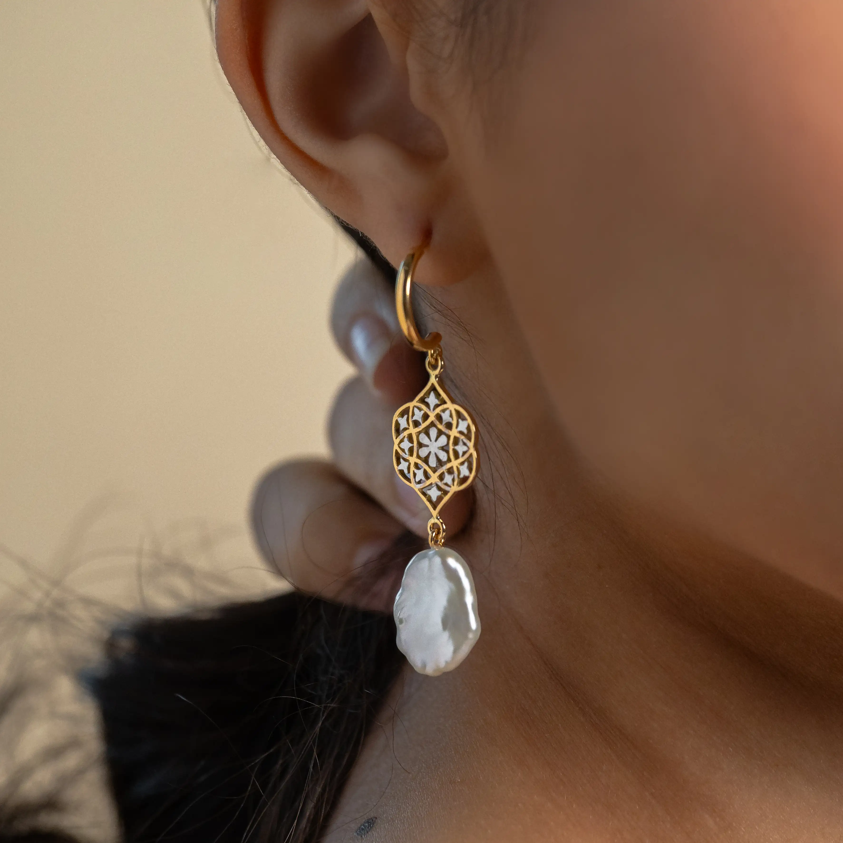 Arabesque Half Hoop Earring with Keshi Pearl in 18K Gold